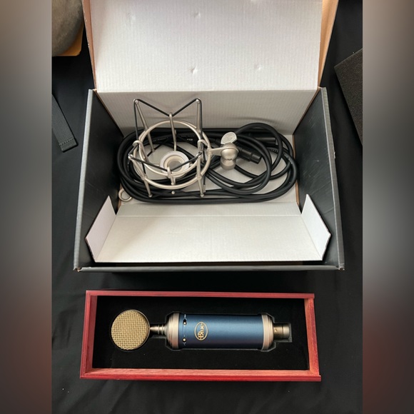 Microphone - Picture 3 of 3